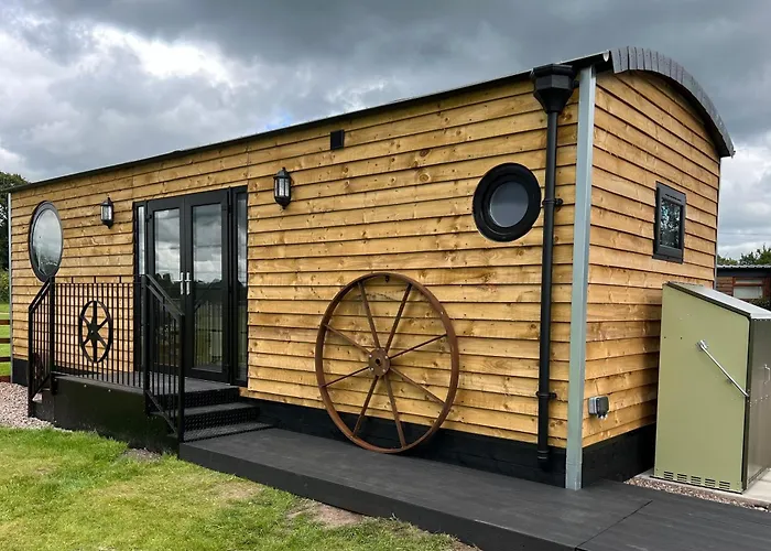 Ye Old Lambing Lodge - Spring Paddock