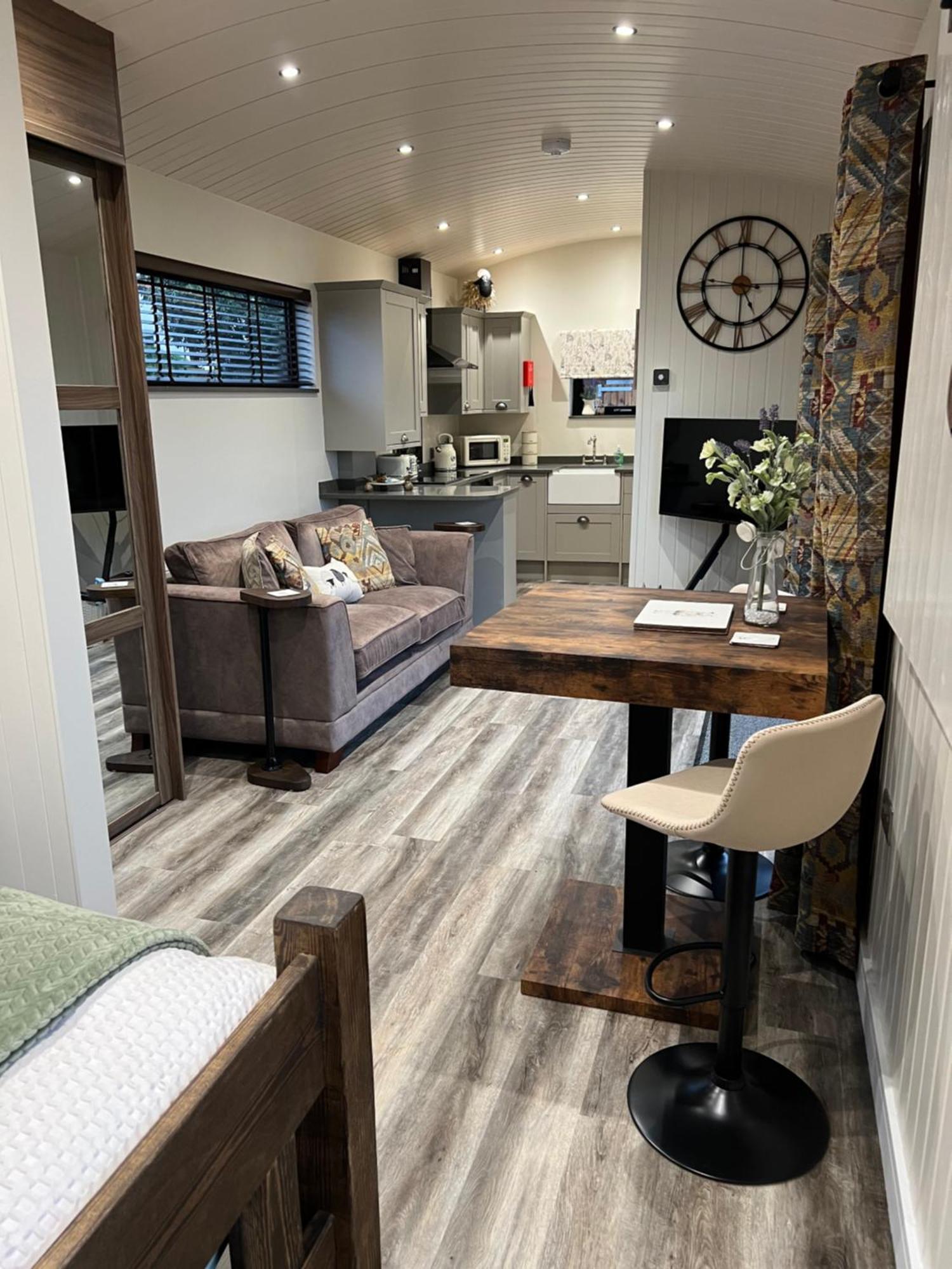 Ye Old Lambing - Spring Paddock Apartment